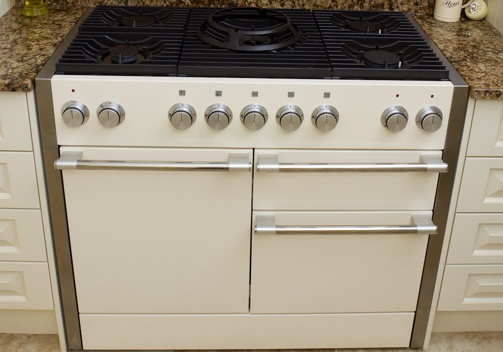 a clean modern range oven cleaned in northampton by the grime reaper